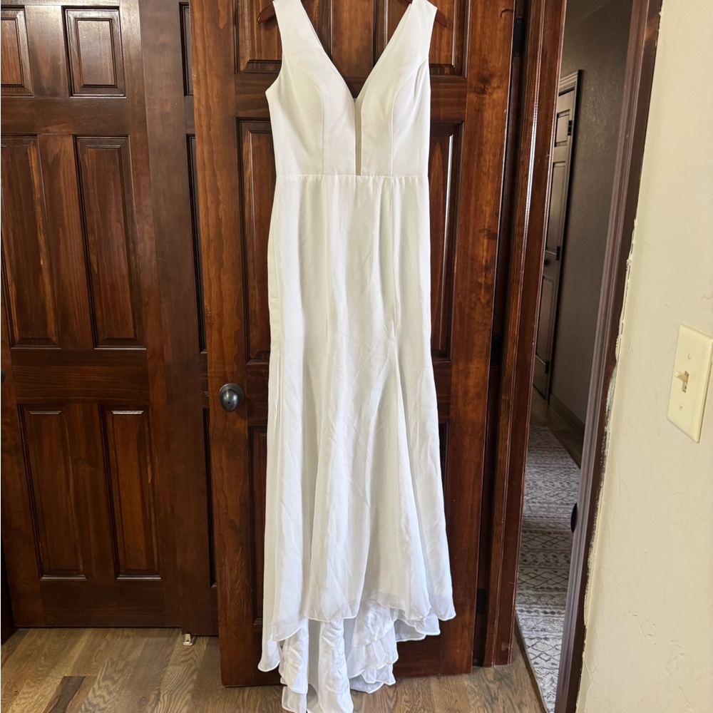 Elegant White Sleeveless Wedding Gown